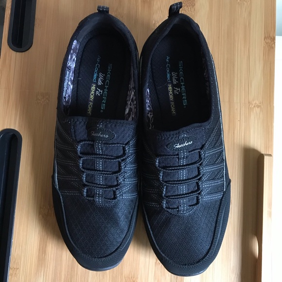 skechers wide fit air cooled memory foam